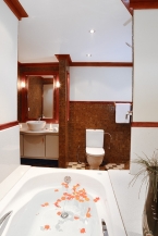 MV Emperor Orion 88143313_orionbathroom640 Liveaboards 88143313_orionbathroom640.jpg